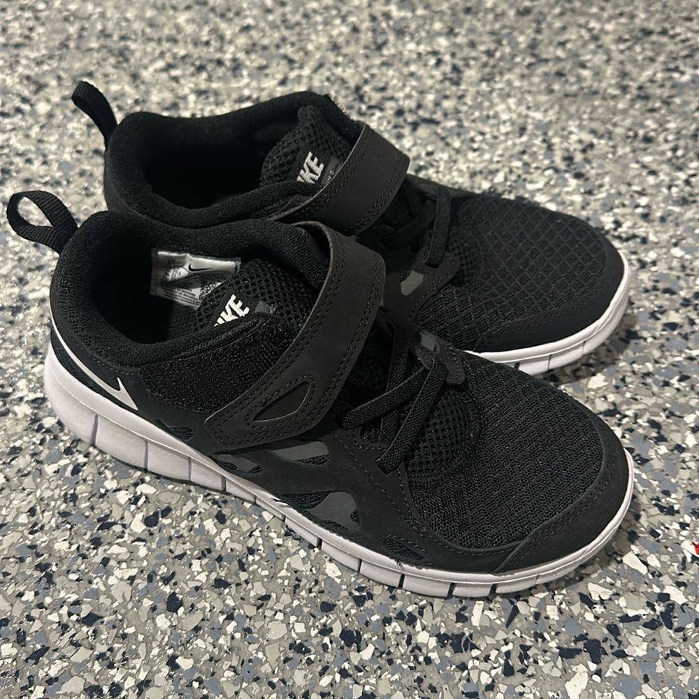 New unworn Nike Free Run 2, size 2 kids